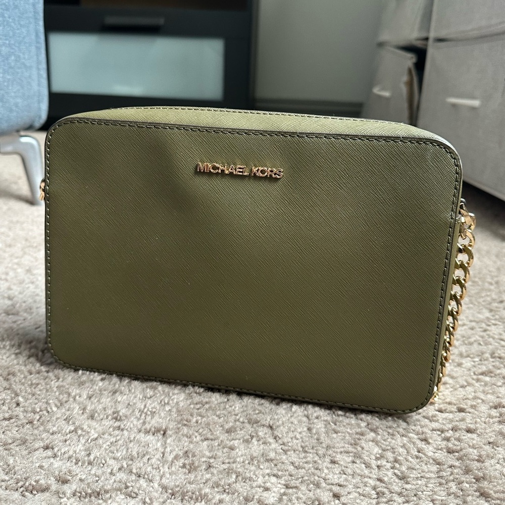 MICHAEL KORS OLIVE COLOR 
Jet Set Large Saffiano Leather Crossbody Bag